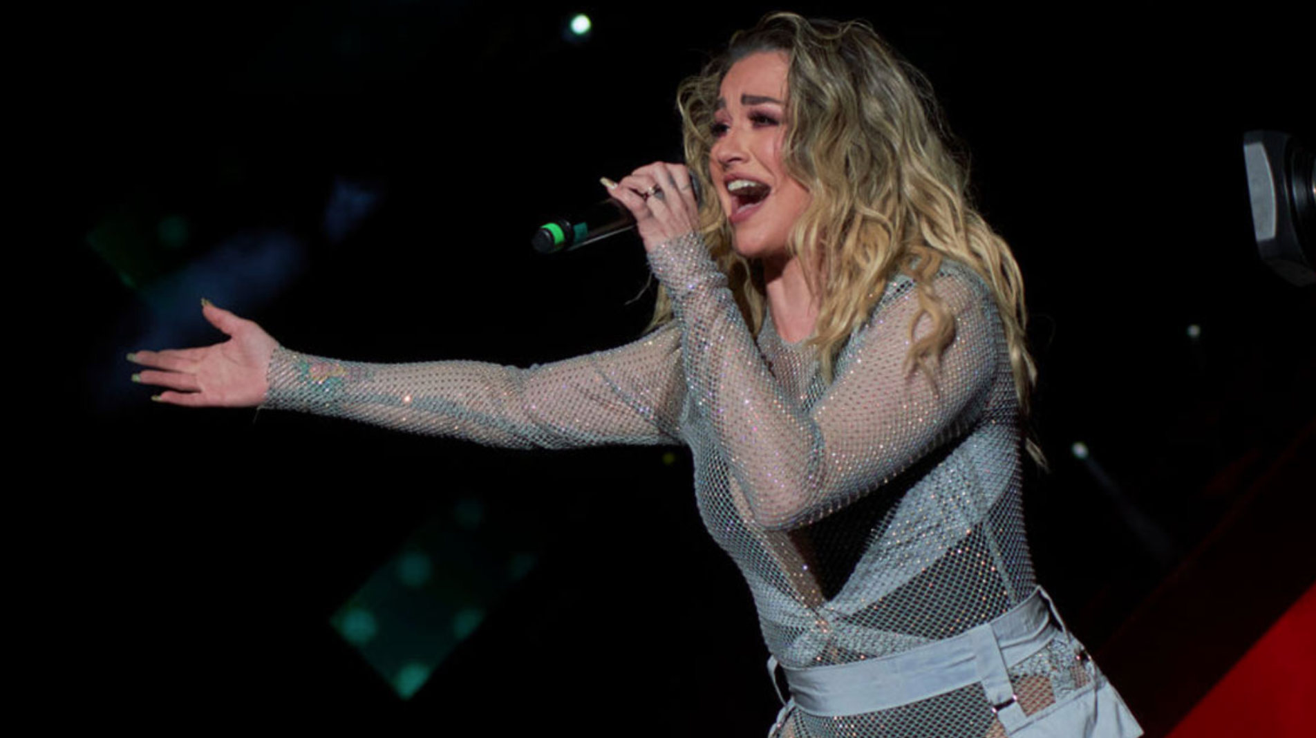 Fan agrede a María José durante concierto
